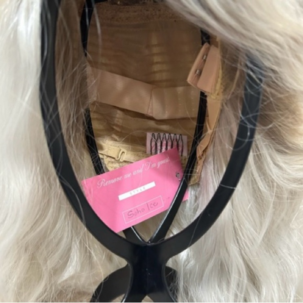 Chelsey Smith Crowns Soho Ice Long Icy Blonde Beach Waves Free Part NWT - Picture 4 of 4